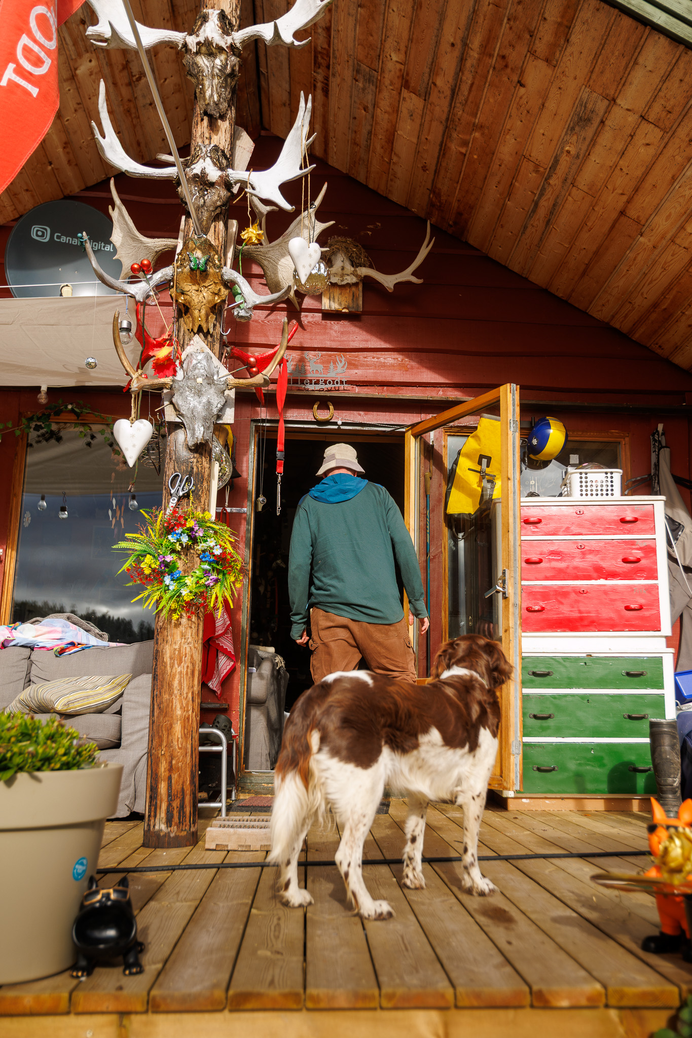 Halvor Westerheim with a dog by the Femundselva