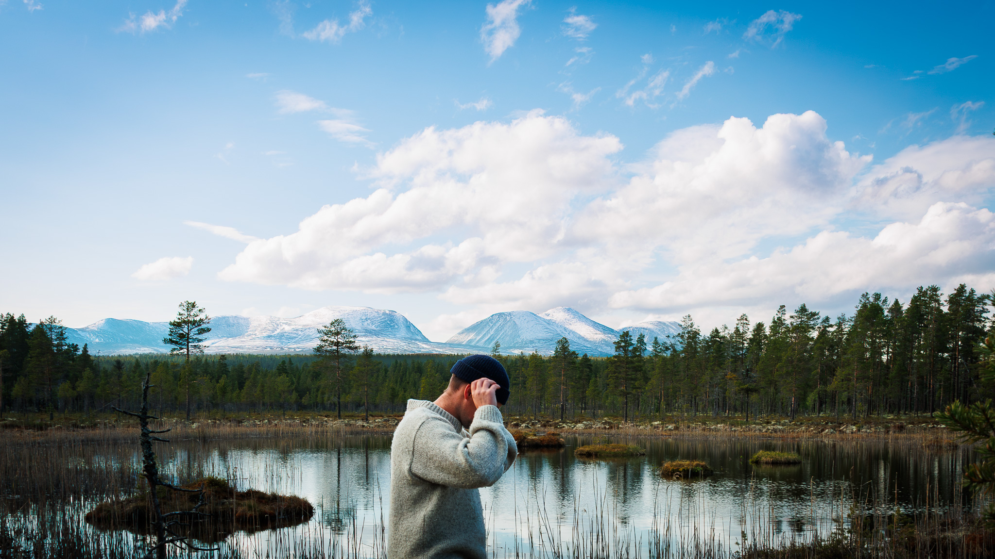 A man in front of the mountain Soelen